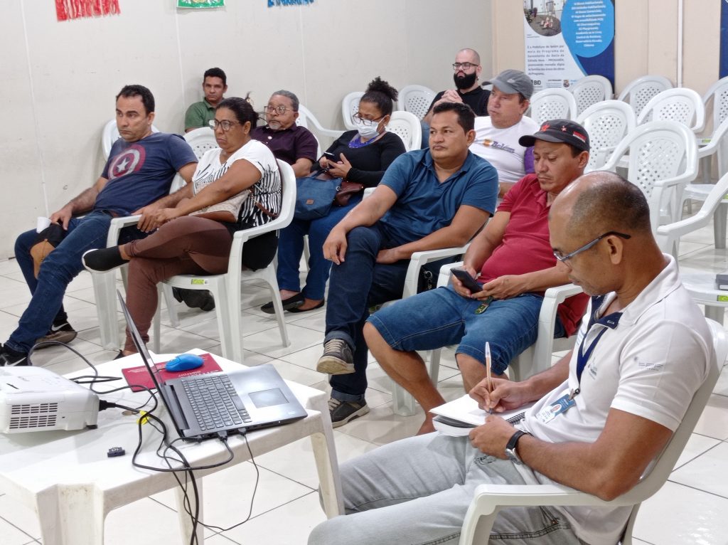 Integrantes da Cofis da Cremação ouvindo os técnicos da Prefeitura de Belém sobre obras e serviços projetadas para o bairro