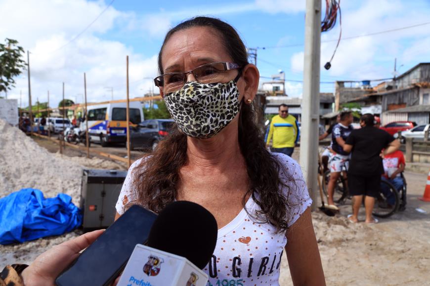 A costureira Maria Euci Castilho Ferreira, 58 anos, estava com os olhos lacrimejados ao ver as obras se iniciarem