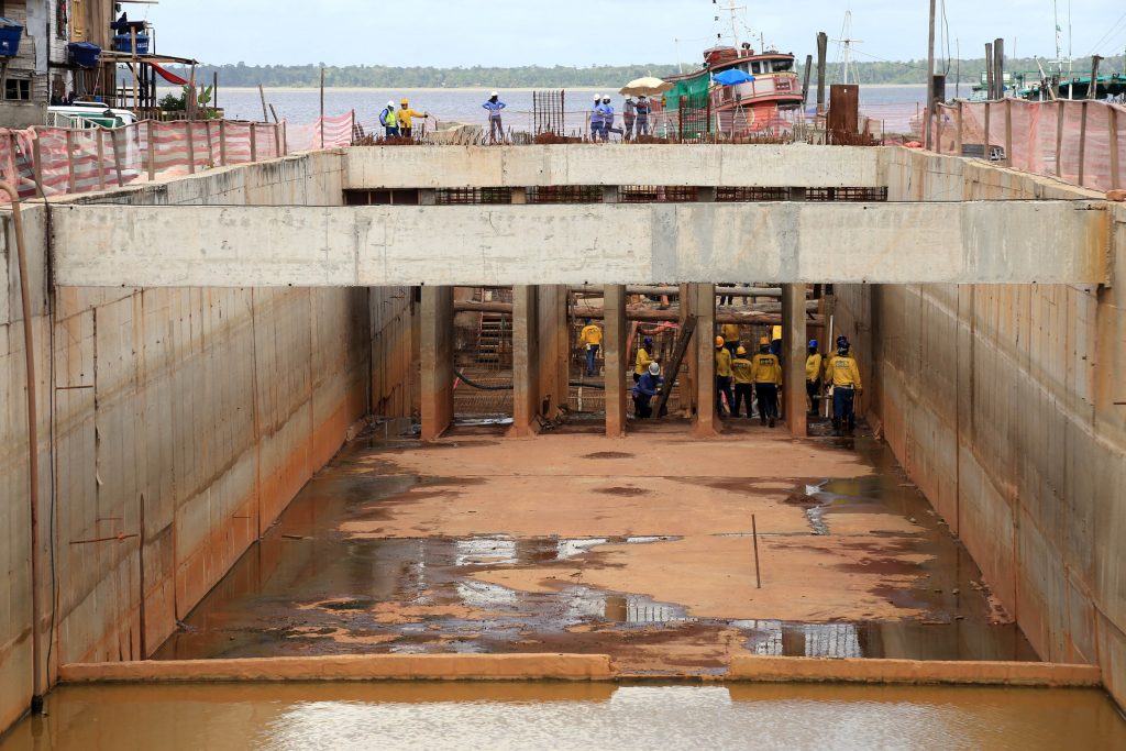 Obras do canal da Caripunas Beira-mar estão em fase de conclusão. Comportas deverão controlar as máres altas e evitar alagamentos na área