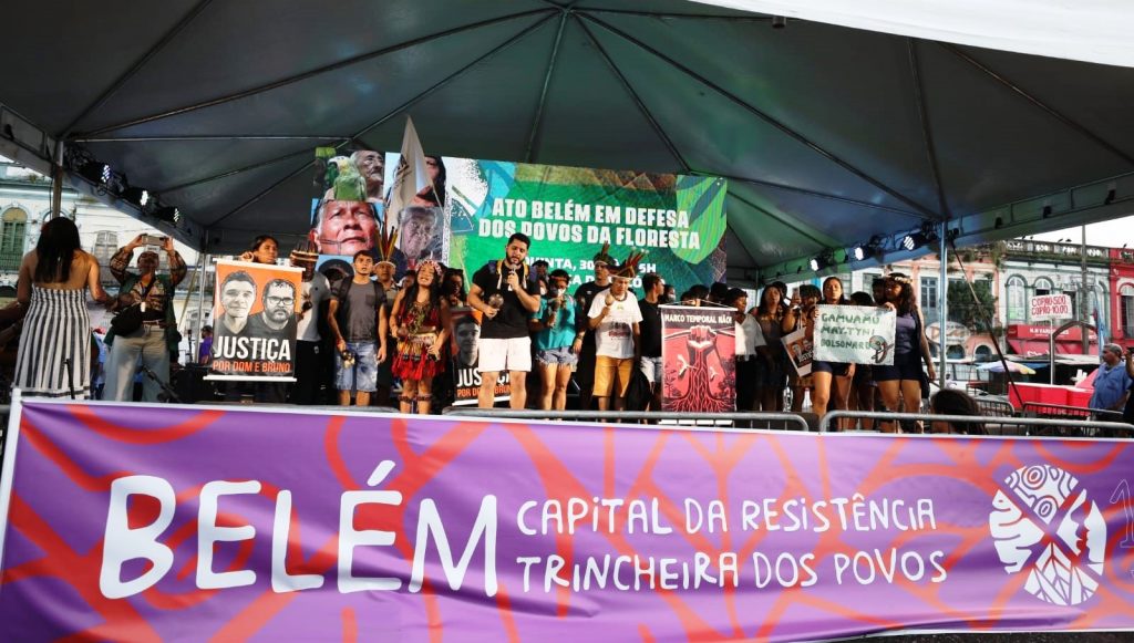 Lideranças indígenas, quilombolas, de reserva extrativista, ribeirinhos e de diversos grupos da Amazônia participaram do ato, em Belém, em defesa da floresta e de seus povos