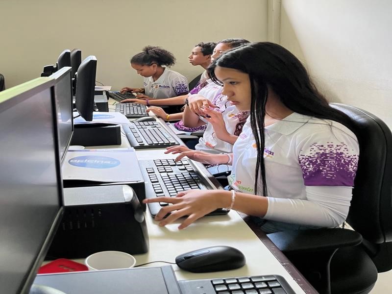 Estudantes de escolas municipais dos bairros Condor e Jurunas participam do curso de formação em linguagem de programação de computadores, ofertado pelo projeto Oficina do Futuro, uma ação do programa Belém Inteligente, da Prefeitura Municipal.